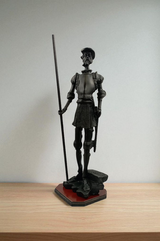 Figura Don Quijote de la Mancha – Estatua en Resina con Base de Madera Natural