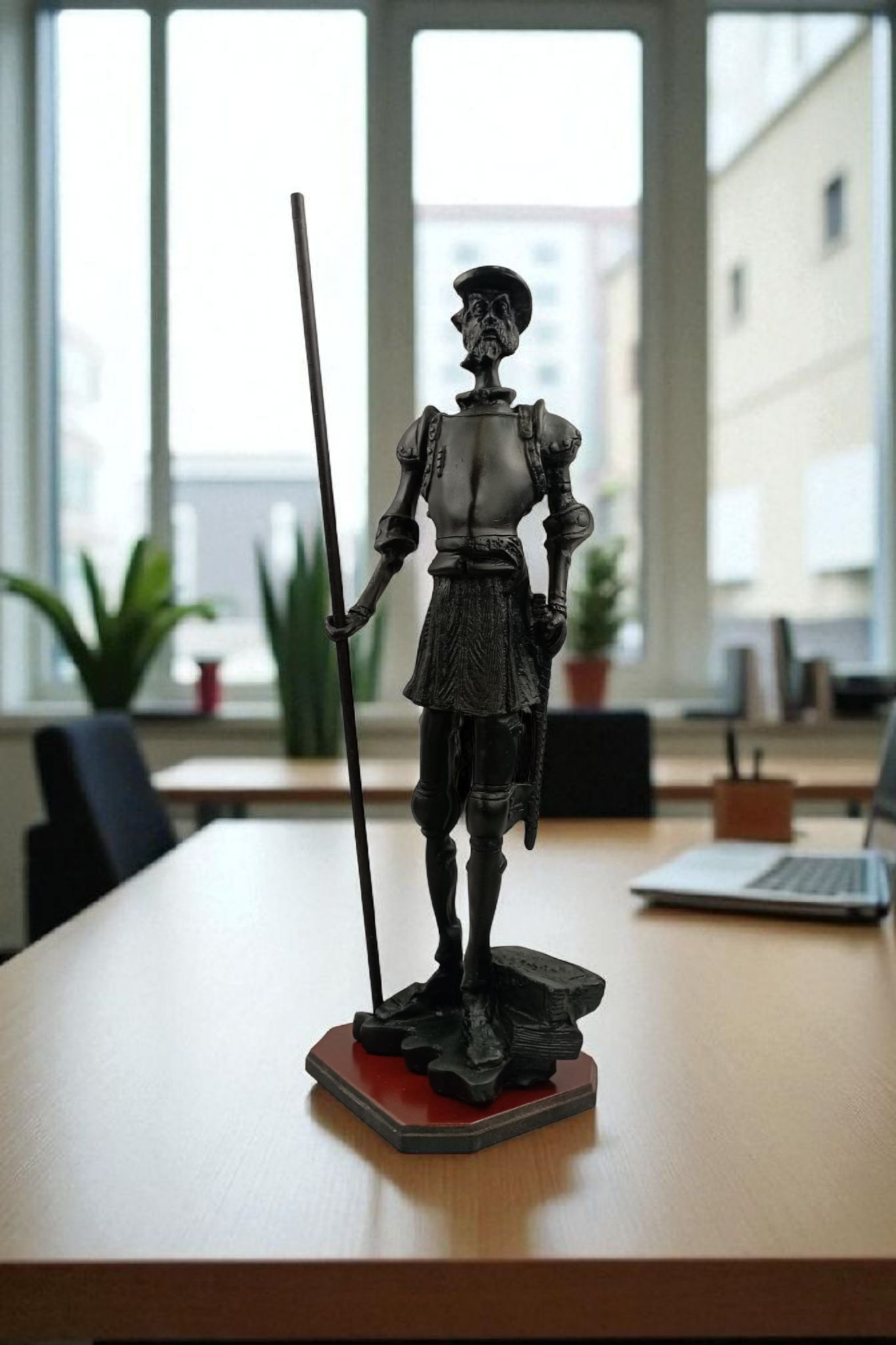 Figura Don Quijote de la Mancha – Estatua en Resina con Base de Madera Natural