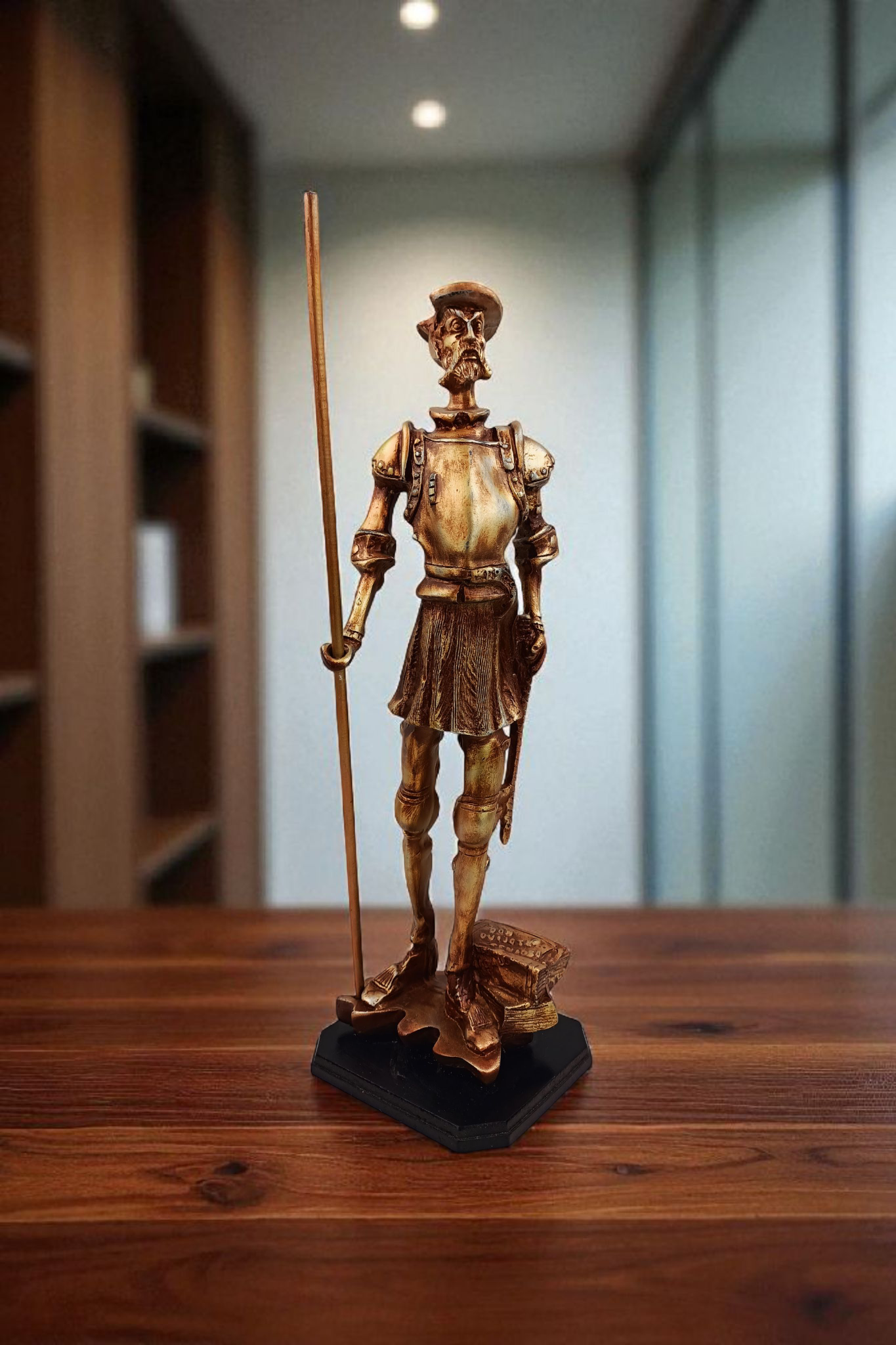 Figura Don Quijote de la Mancha – Estatua en Resina con Base de Madera Natural