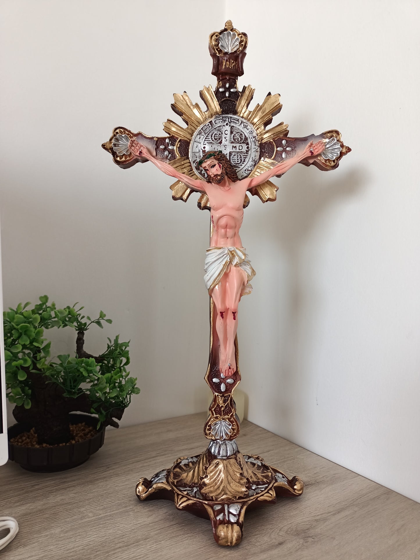 Jesús Crucificado con Medalla de San Benito – 45 cm | Con Base Estable | Imagen Devocional de Resina con Detalles Dorados