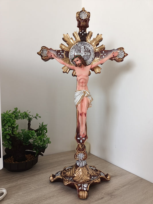 Jesús Crucificado con Medalla de San Benito – 45 cm | Con Base Estable | Imagen Devocional de Resina con Detalles Dorados