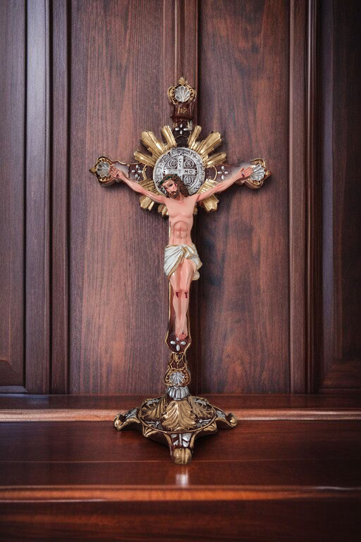 Jesús Crucificado con Medalla de San Benito – 45 cm | Con Base Estable | Imagen Devocional de Resina con Detalles Dorados