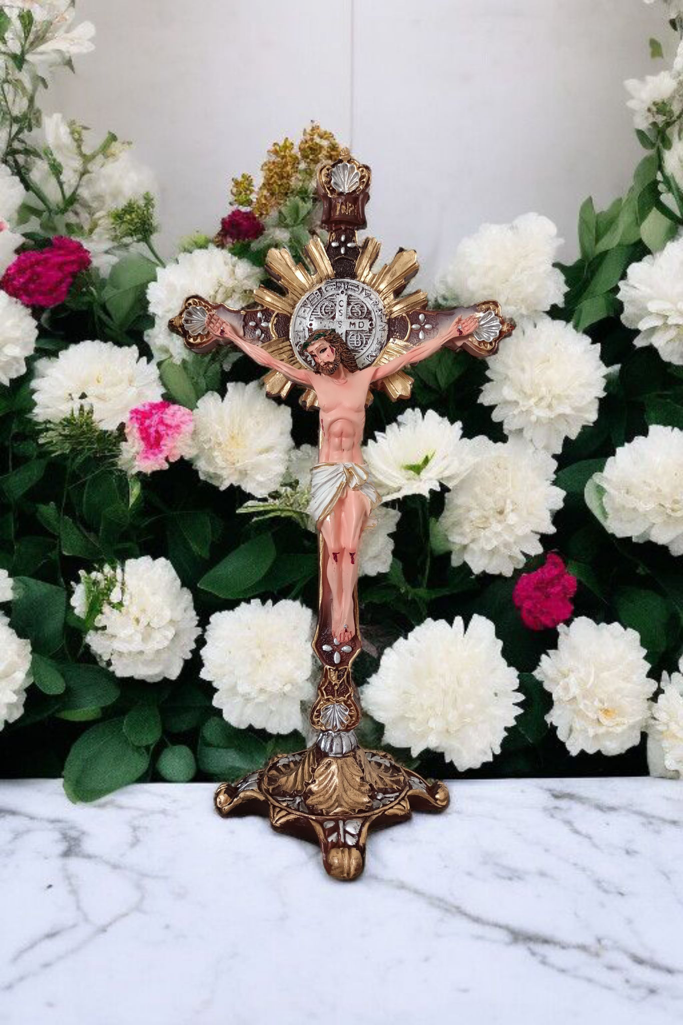 Jesús Crucificado con Medalla de San Benito – 45 cm | Con Base Estable | Imagen Devocional de Resina con Detalles Dorados