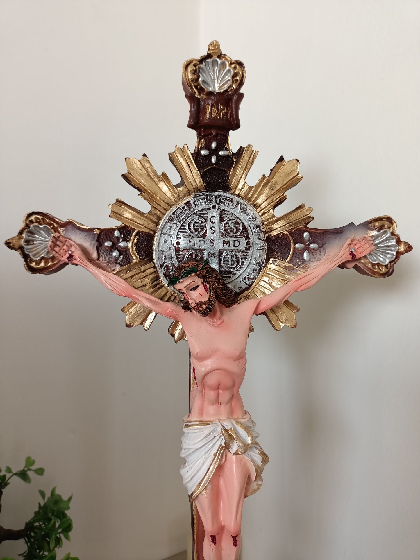 Jesús Crucificado con Medalla de San Benito – 45 cm | Con Base Estable | Imagen Devocional de Resina con Detalles Dorados