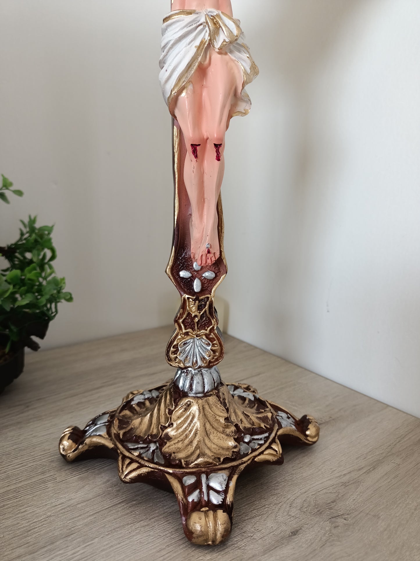 Jesús Crucificado con Medalla de San Benito – 45 cm | Con Base Estable | Imagen Devocional de Resina con Detalles Dorados
