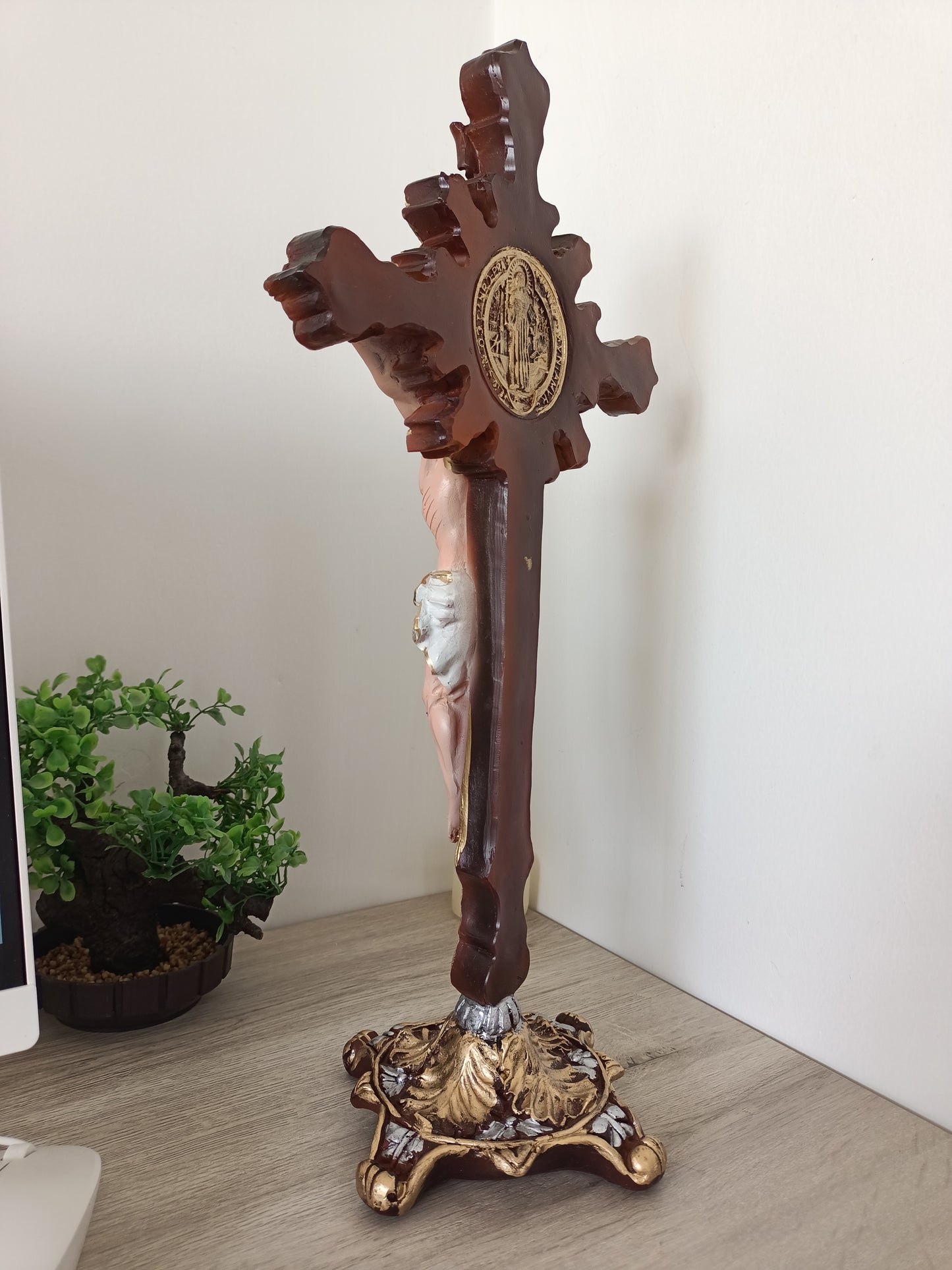 Jesús Crucificado con Medalla de San Benito – 45 cm | Con Base Estable | Imagen Devocional de Resina con Detalles Dorados