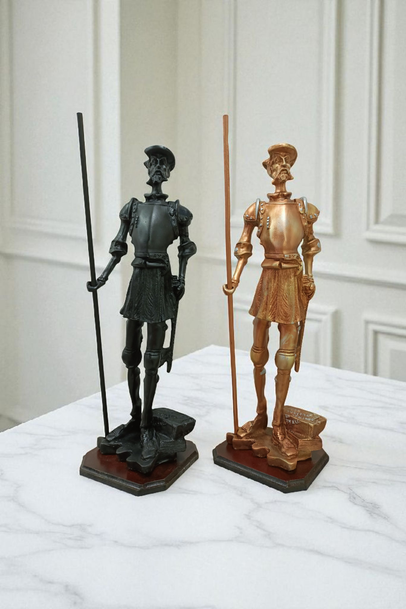 Figura Don Quijote de la Mancha – Estatua en Resina con Base de Madera Natural