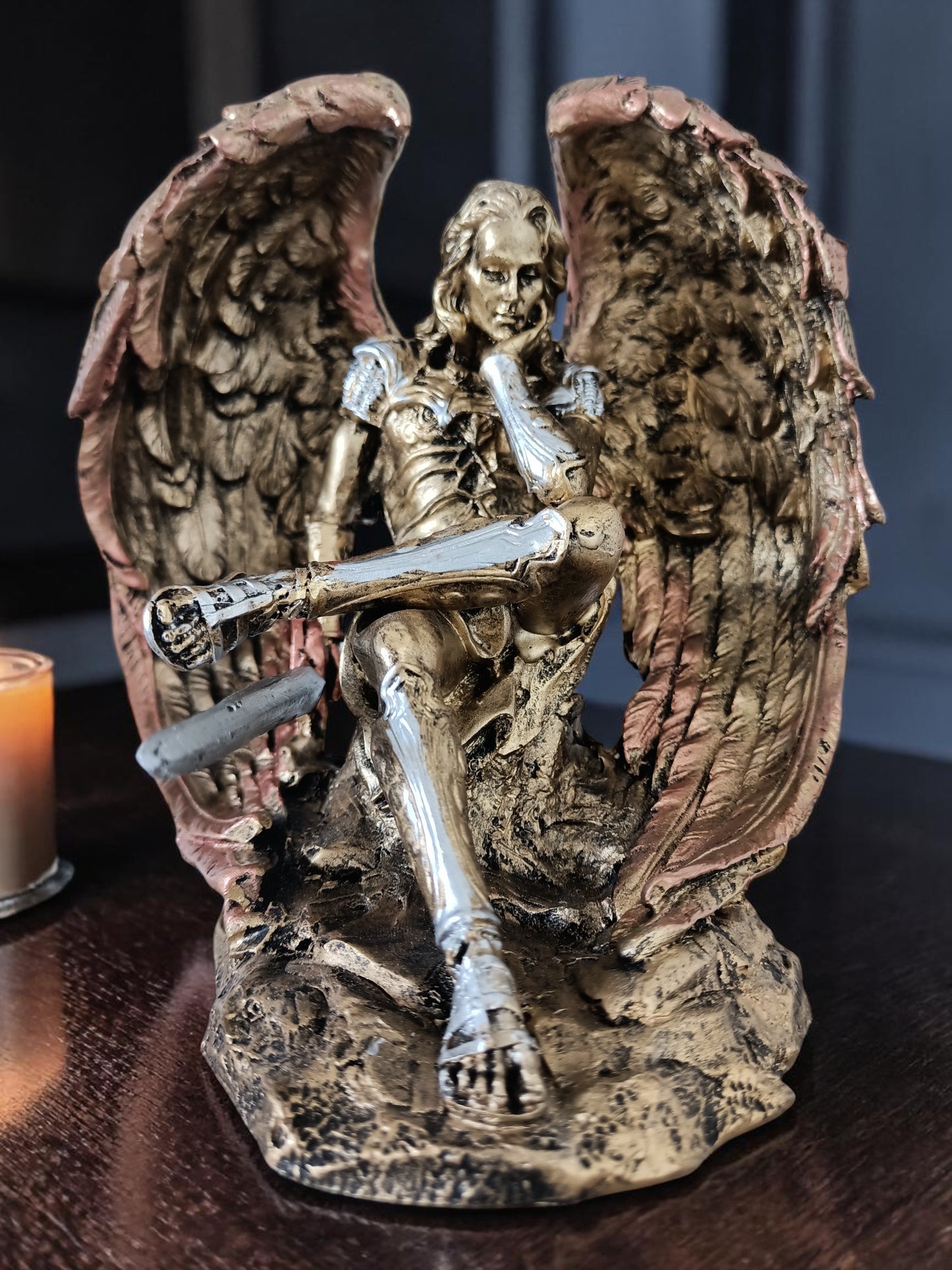 Figura Decorativa de Lucifer Ángel Caído – Elegancia Oscura en Resina