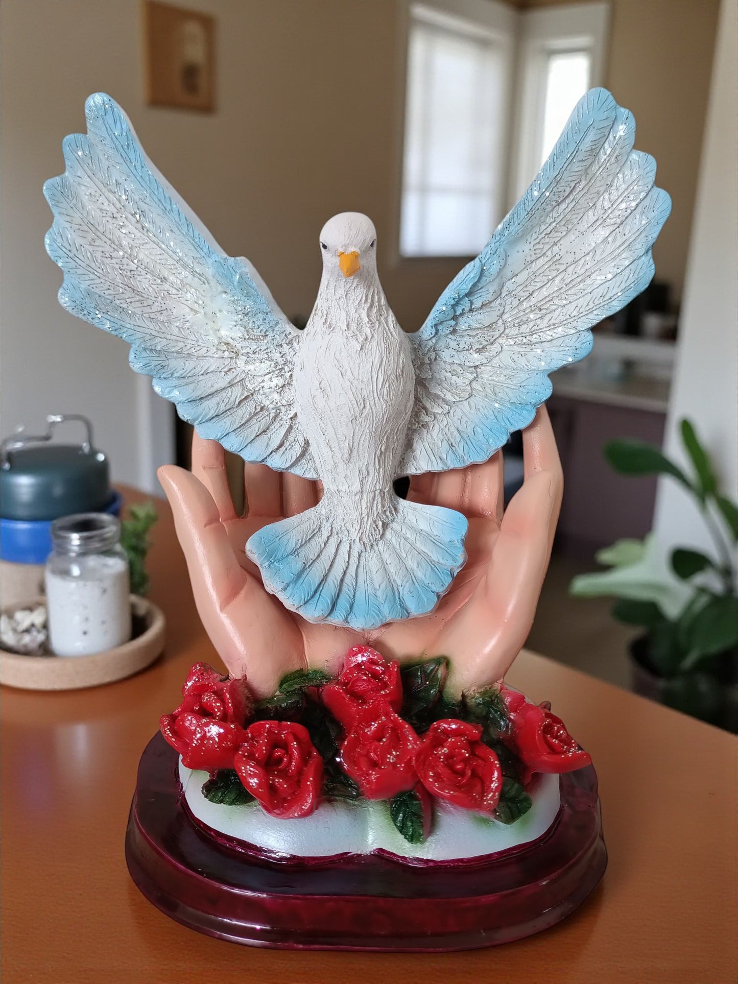 Escultura Mano Poderosa de Dios con Paloma – Símbolo de Bendición y Paz Espiritual