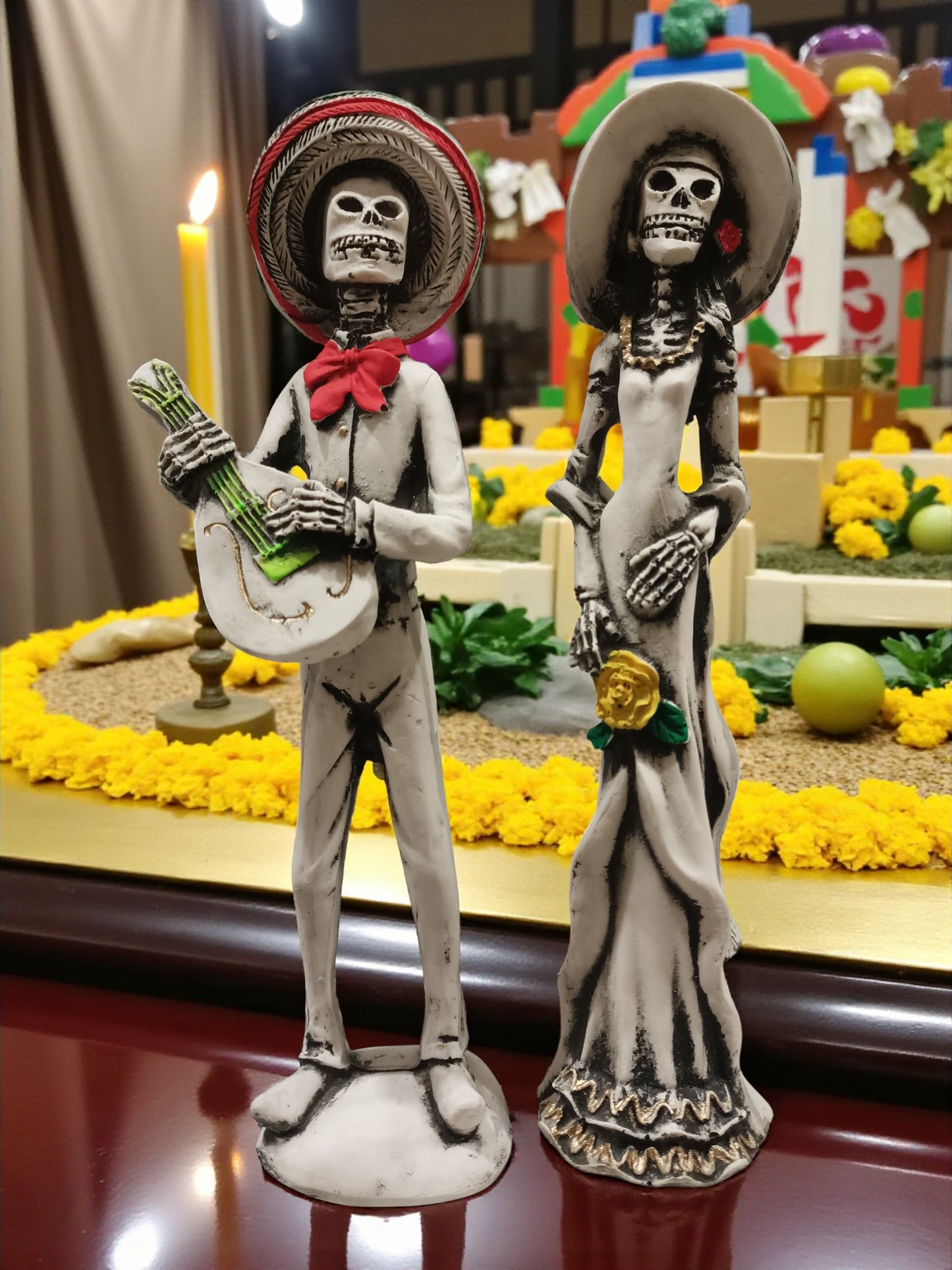 Pareja de catrines, decoración de día de muertos para ofrendas. Resina.
