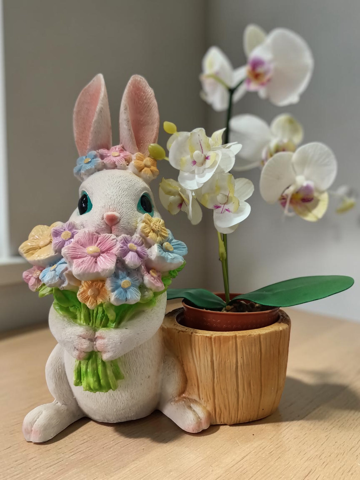Maceta Decorativa Conejito con Flores – Dulzura que Decora y Enamora
