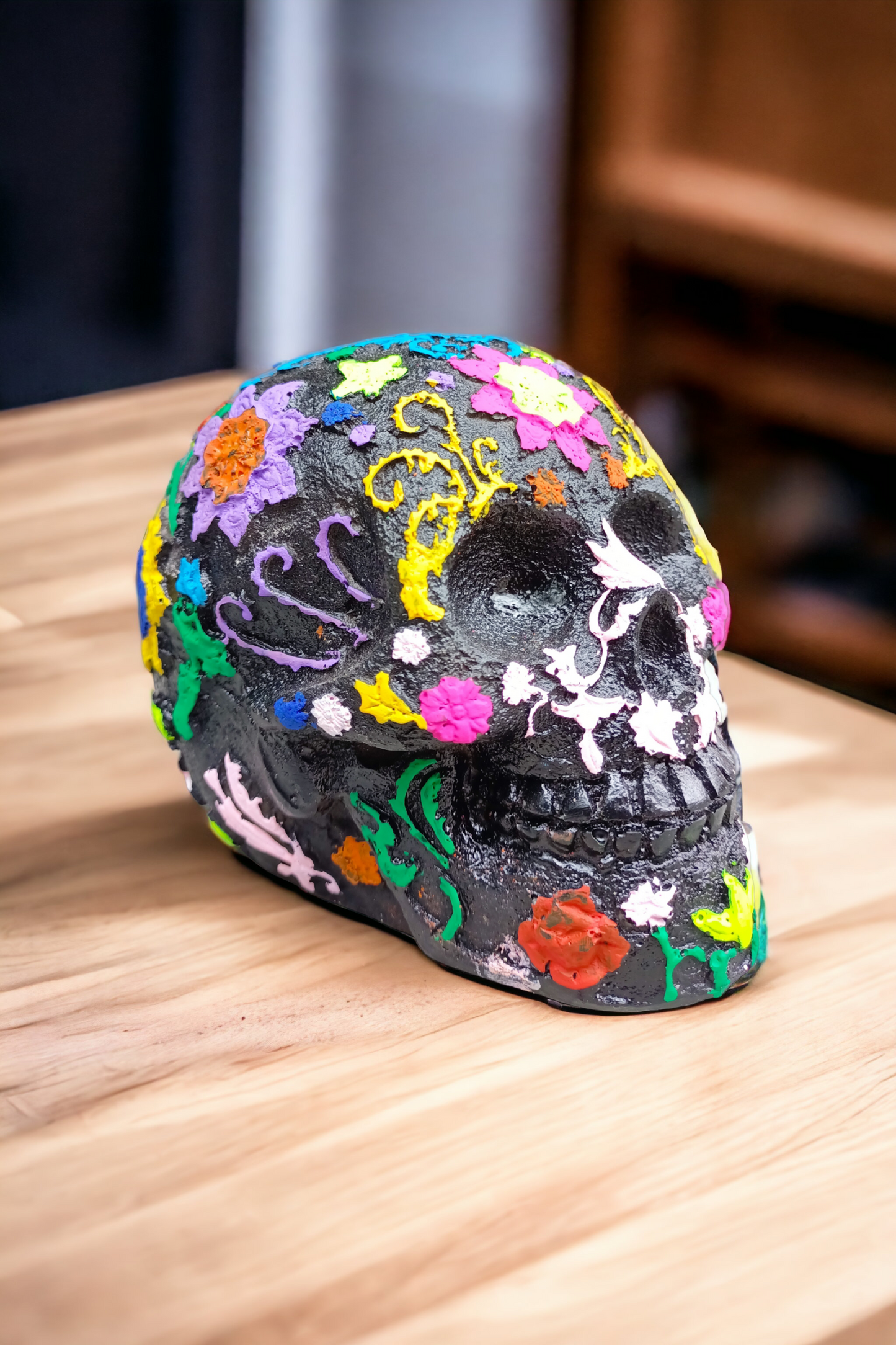 Cráneo Decorativo Día de Muertos Pintado a Mano | Arte Mexicano en Resina 13 cm