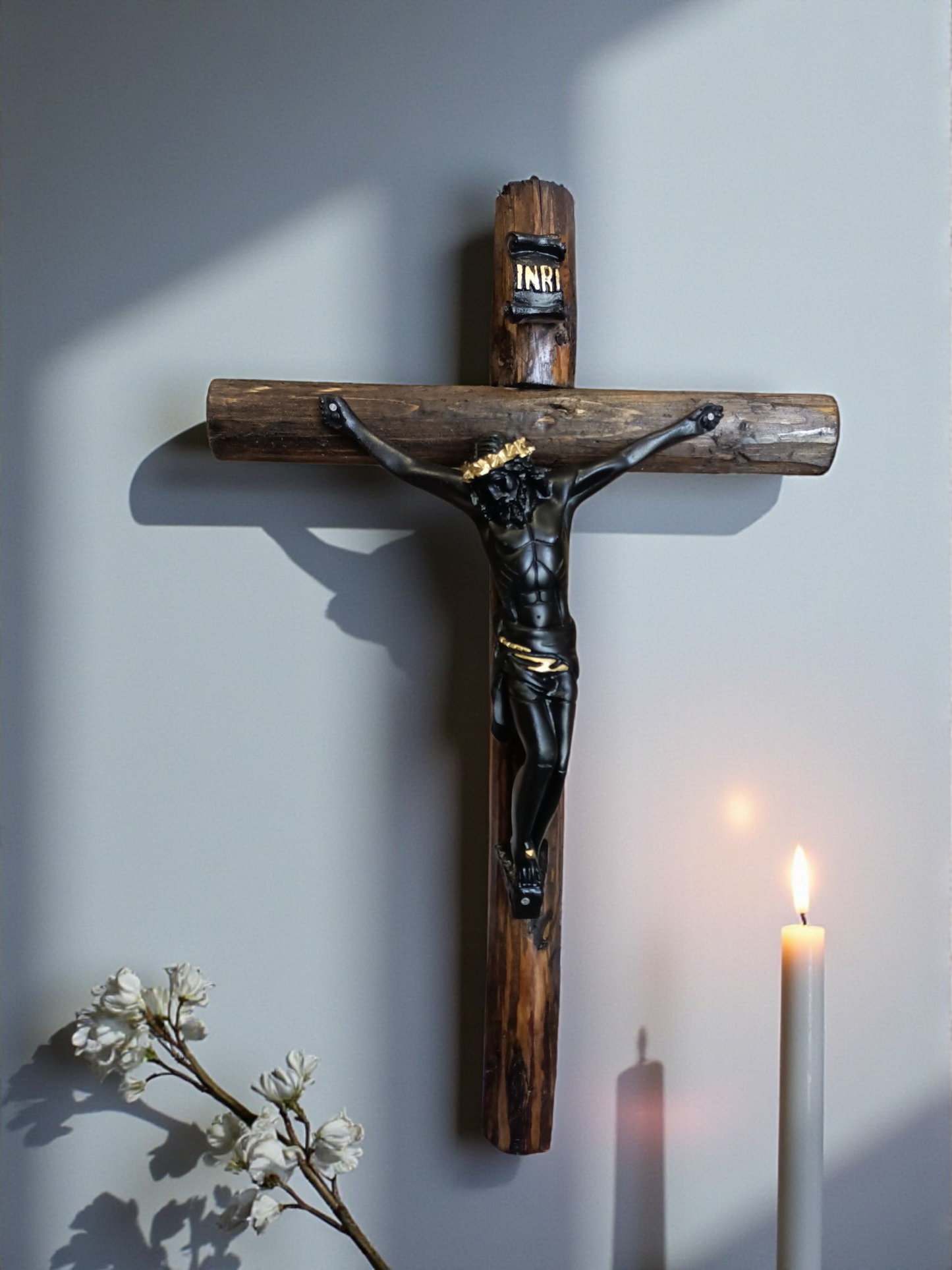 Cristo de Esquipulas en Cruz de Tronco Natural 50 cm | Crucifijo del veneno| Artesanal Religioso de Resina para Altar y Hogar| Cristo negro.