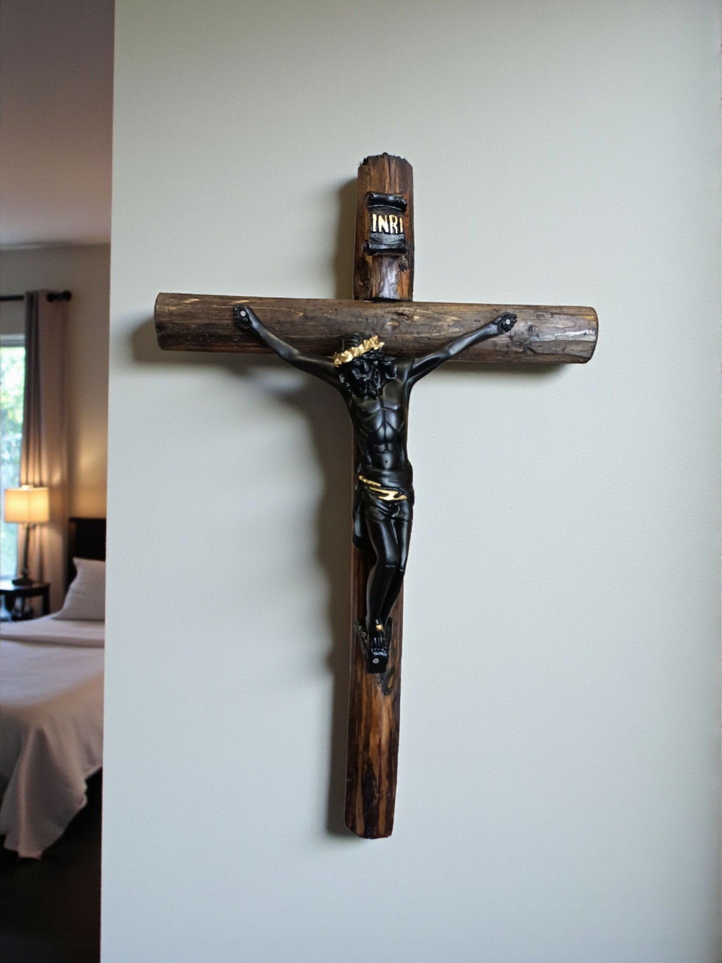 Cristo de Esquipulas en Cruz de Tronco Natural 50 cm | Crucifijo del veneno| Artesanal Religioso de Resina para Altar y Hogar| Cristo negro.