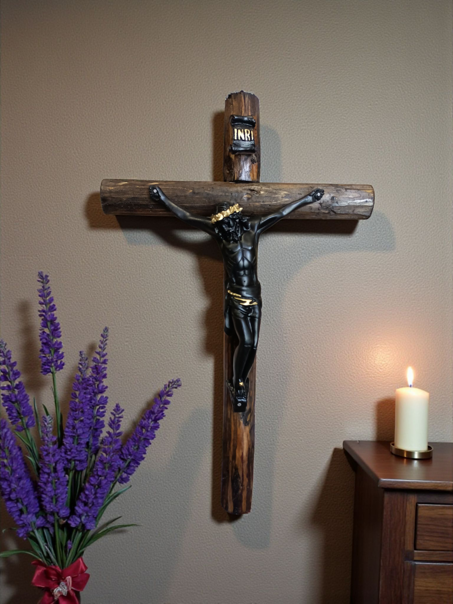 Cristo de Esquipulas en Cruz de Tronco Natural 50 cm | Crucifijo del veneno| Artesanal Religioso de Resina para Altar y Hogar| Cristo negro.
