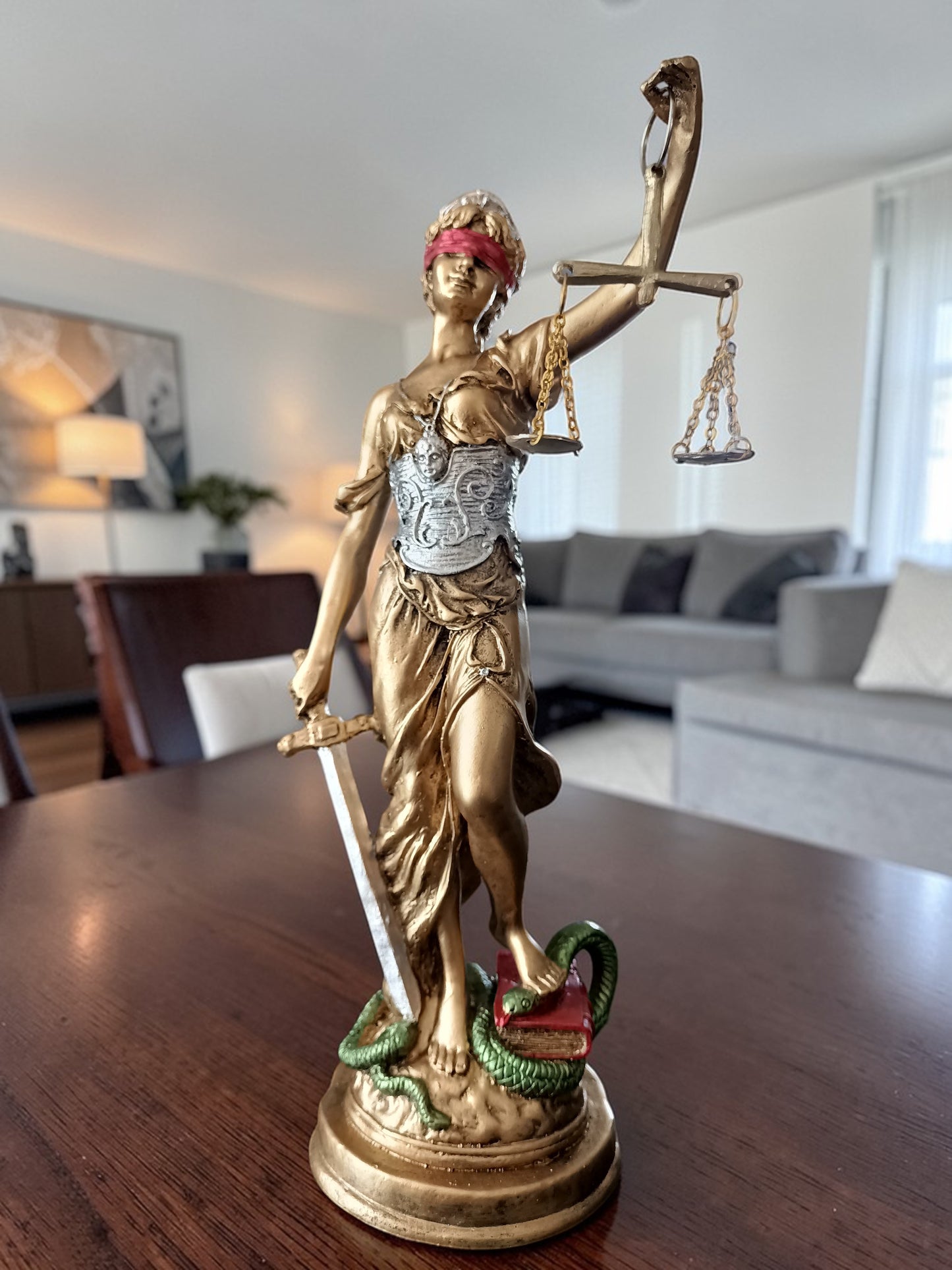 Themis con Balanza – Símbolo Supremo de Justicia y Equilibrio