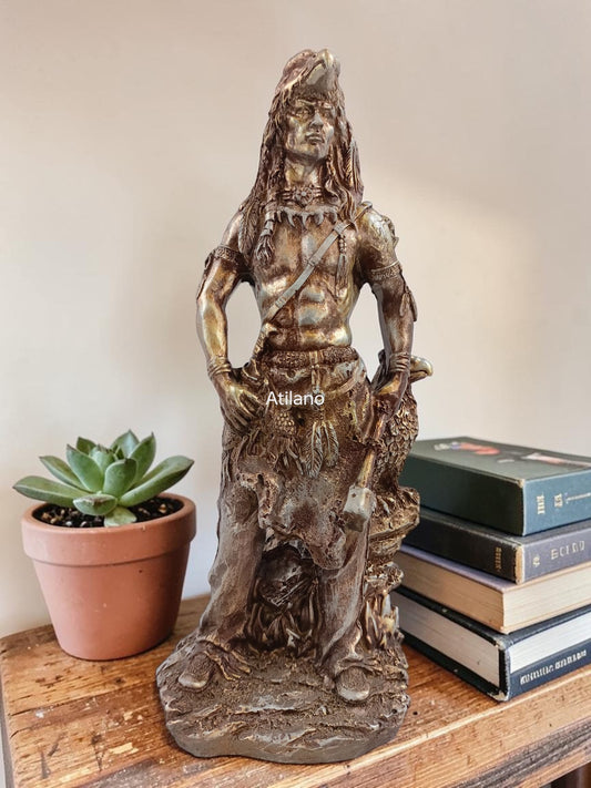 Guerrero Indígena Decorativo en Resina – Figura de Fuerza, Honor y Espíritu Ancestral | 27 cm