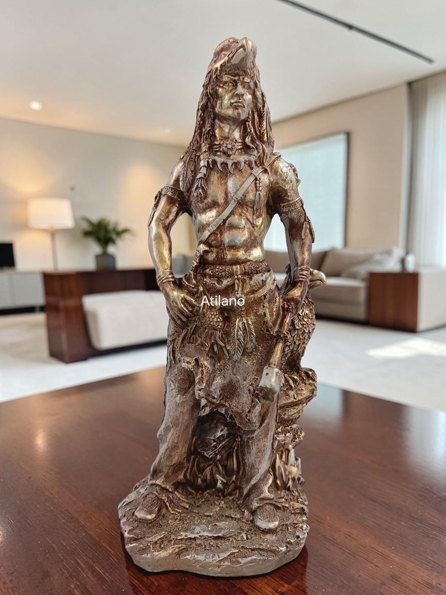 Guerrero Indígena Decorativo en Resina – Figura de Fuerza, Honor y Espíritu Ancestral | 27 cm