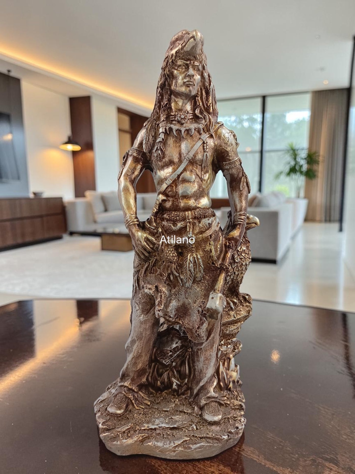 Guerrero Indígena Decorativo en Resina – Figura de Fuerza, Honor y Espíritu Ancestral | 27 cm