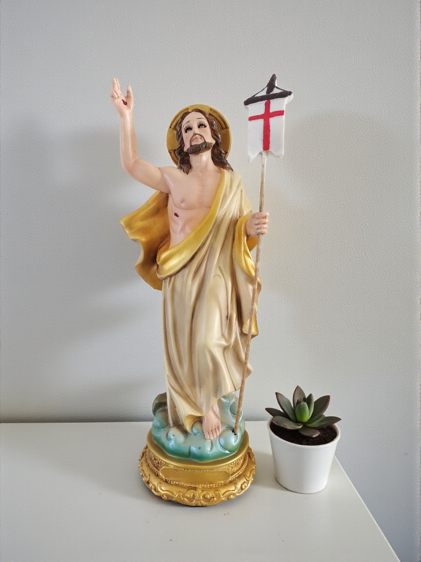 Cristo Jesús Resucitado 30 cm – Figura Religiosa Decorativa Señor del Estandarte.