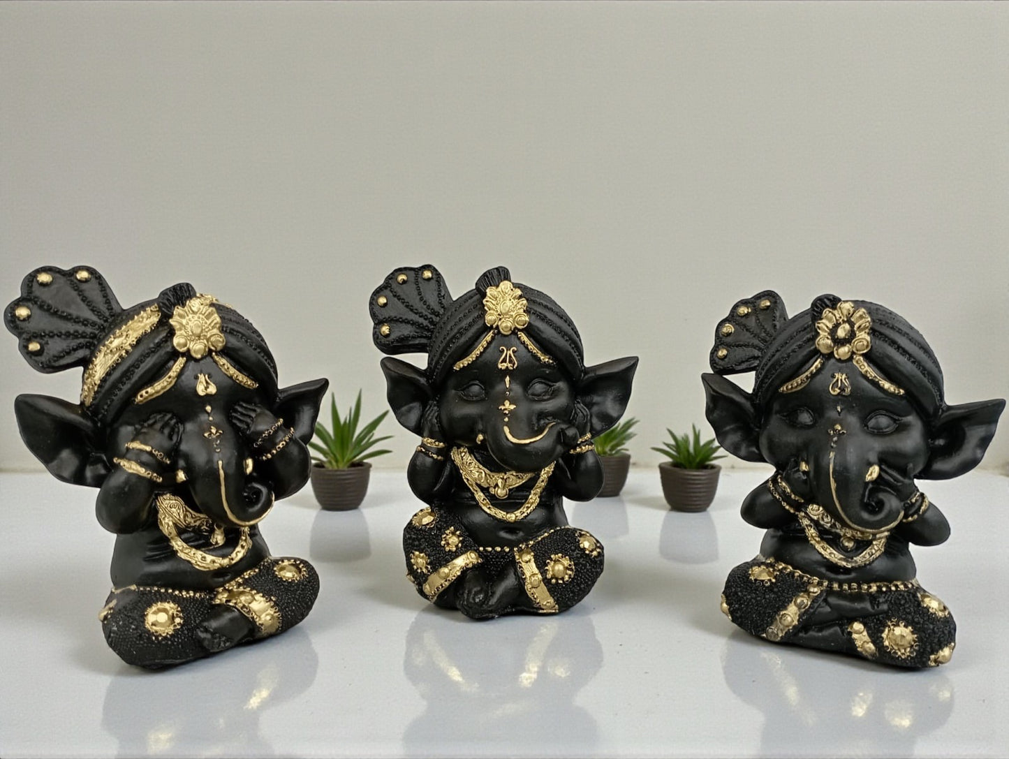 Trío Bebé Ganesh Decorativo | Figuras Espirituales en Resina Estilo Hindú