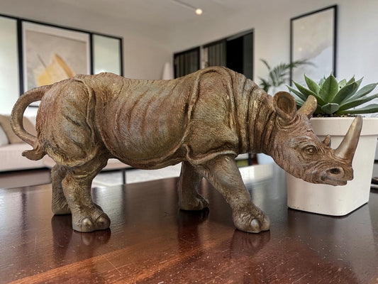 Rinoceronte Decorativo – Símbolo de Fuerza, Protección y Presencia Imponente