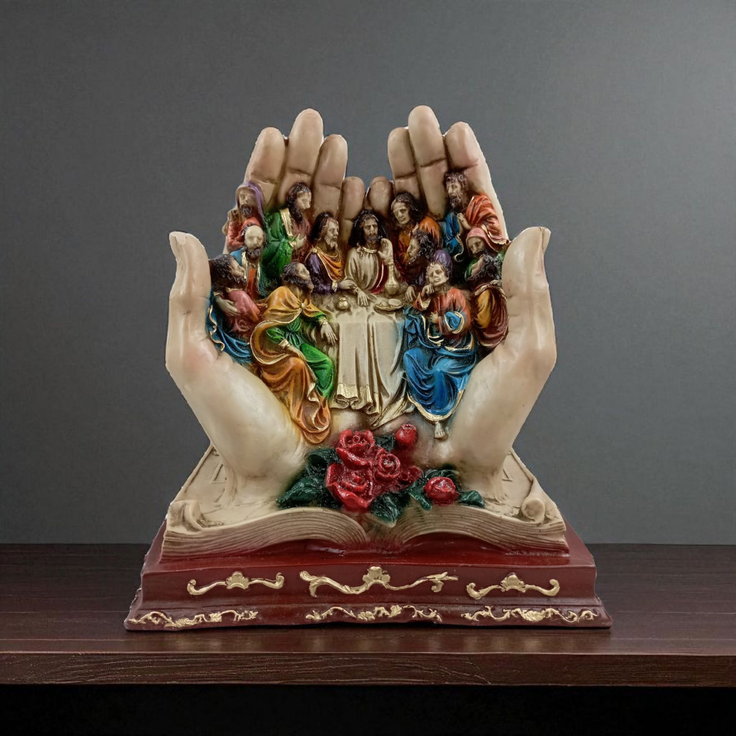 Escultura de la Última Cena Sostenida por las Manos de Dios – Símbolo de Fe y Protección Divina