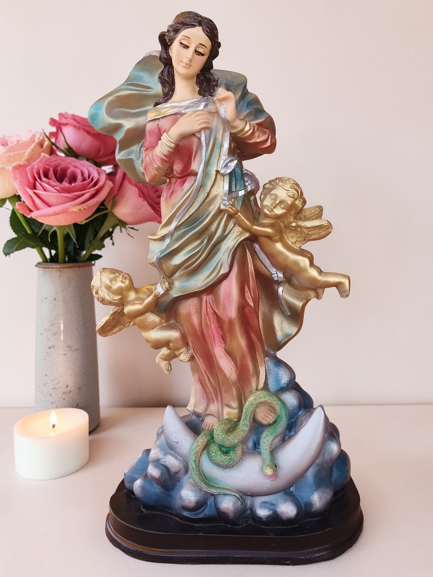 Virgen Desatanudos de resina 30 cm con ojos de cristal – Imagen religiosa católica para altar o decoración espiritual