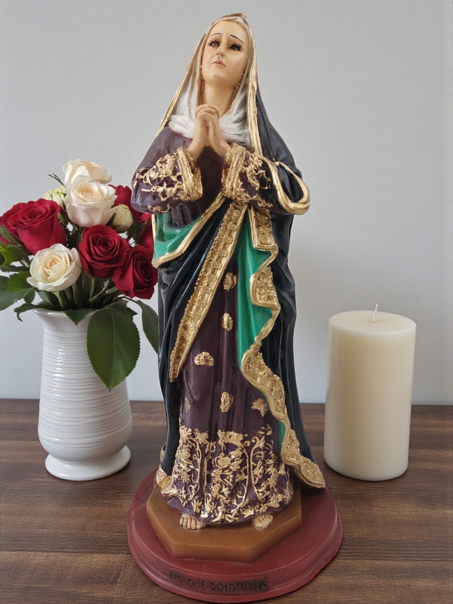 Virgen Dolorosa 30 cm – Figura Religiosa de Fe y Devoción en Resina