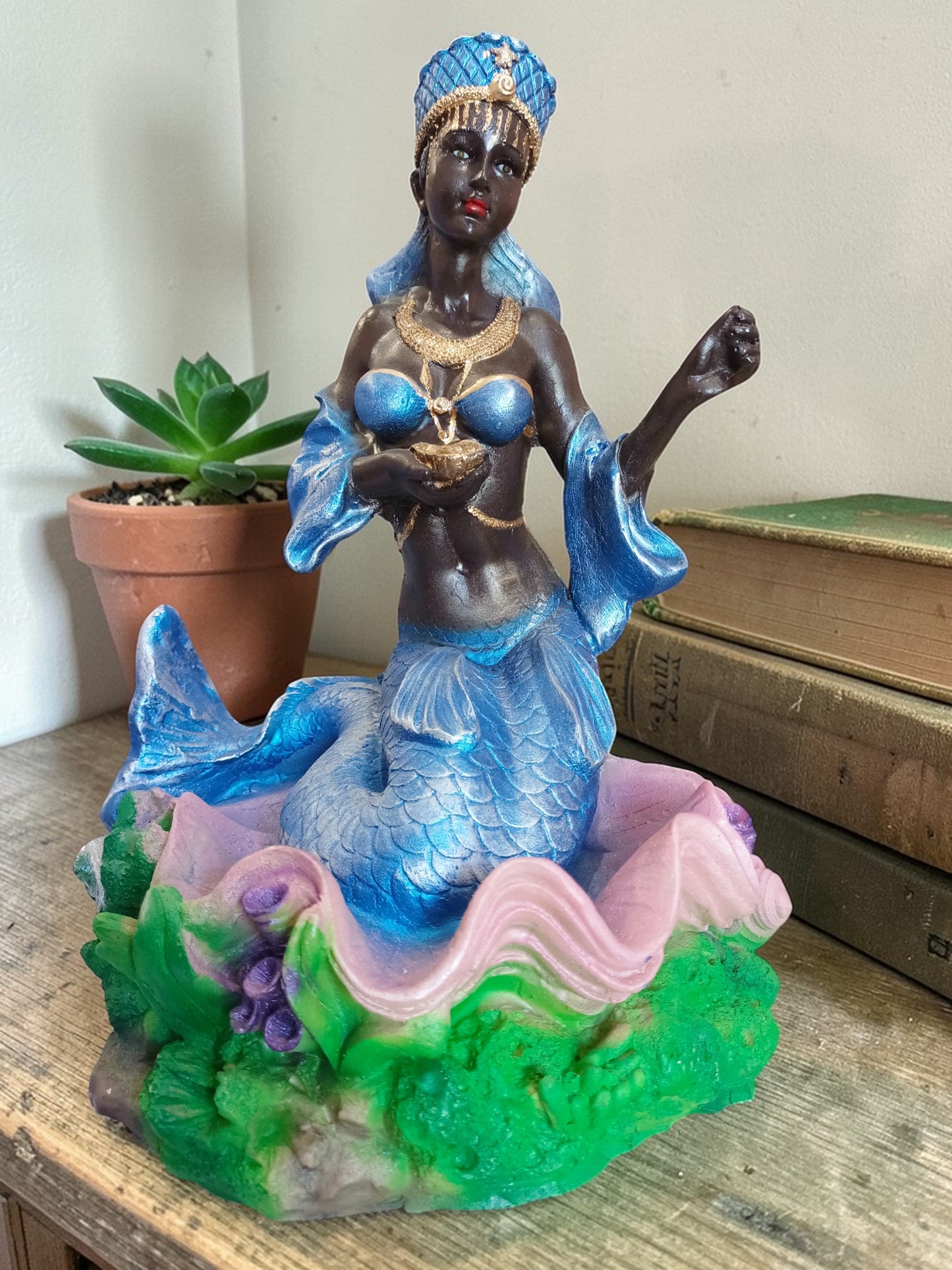 Orisha Yemayá – Madre del Mar, Protección y Abundancia en una Escultura Majestuosa