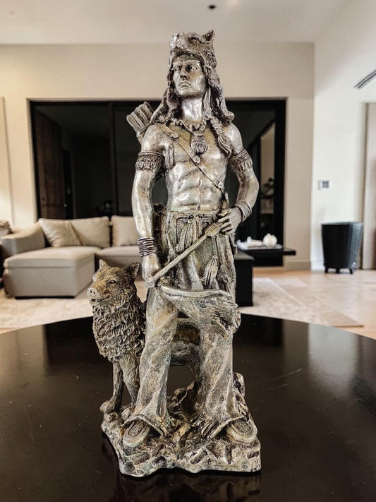 Guerrero Indio Nativo Americano con Lobo – Escultura Decorativa de Resina 40 cm | Fuerza, Espíritu y Protección