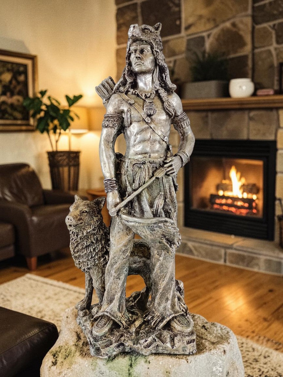 Guerrero Indio Nativo Americano con Lobo – Escultura Decorativa de Resina 40 cm | Fuerza, Espíritu y Protección
