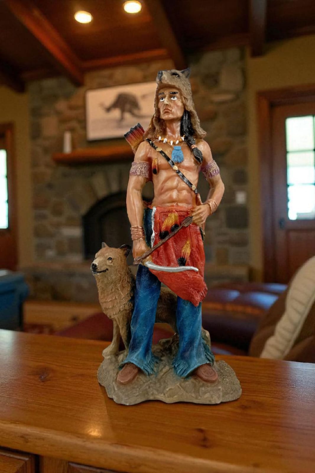 Guerrero Indio Nativo Americano con Lobo – Escultura Decorativa de Resina 40 cm | Fuerza, Espíritu y Protección