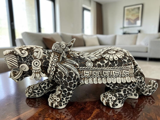 Jaguar Azteca Decorativo en Resina – Figura Ancestral de Poder y Elegancia | 36 cm
