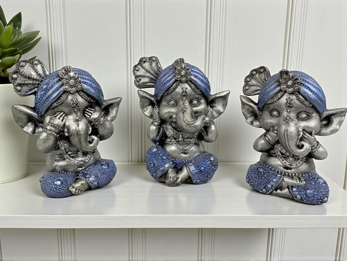 Trío Bebé Ganesh Decorativo | Figuras Espirituales en Resina Estilo Hindú