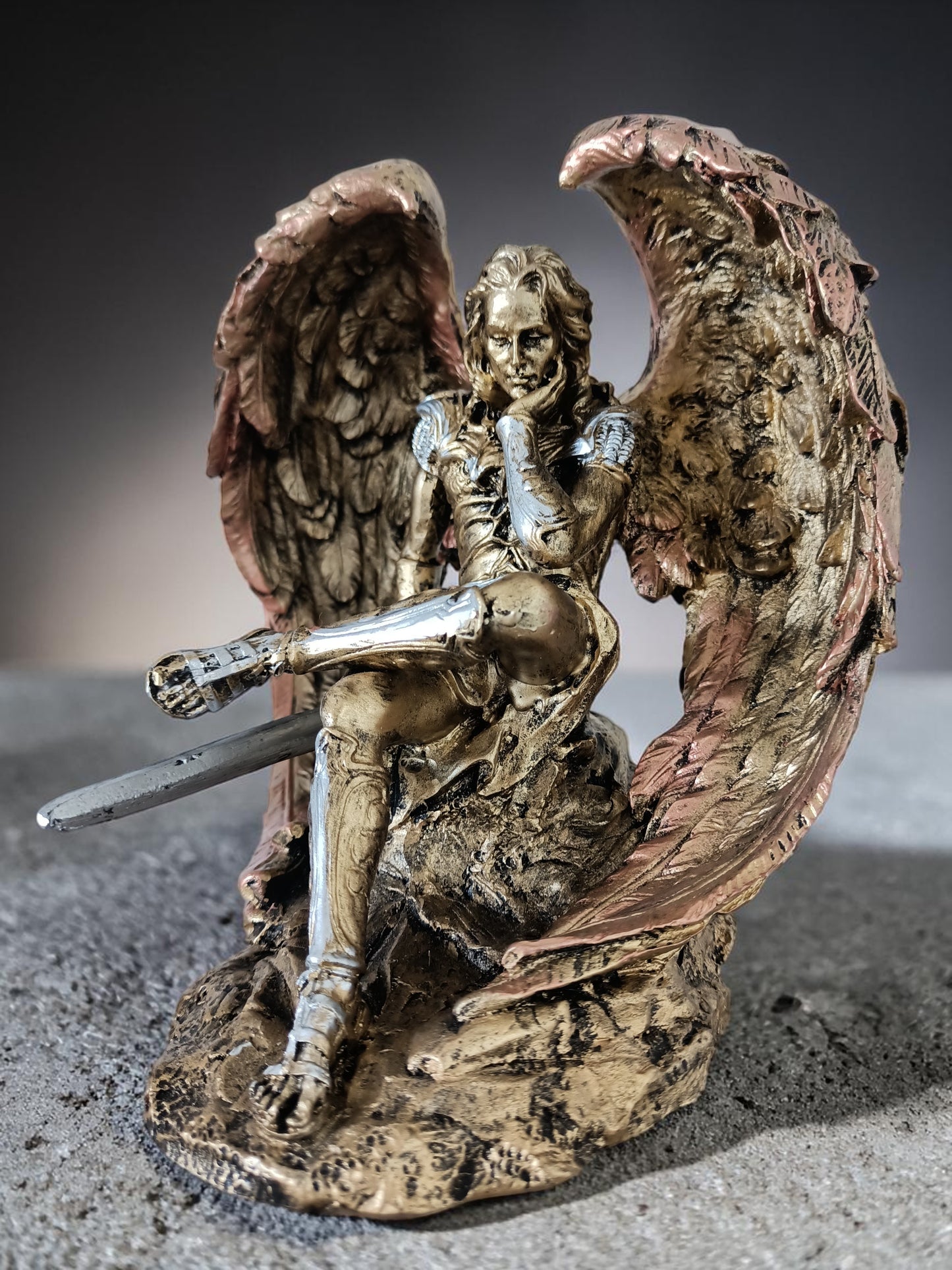 Figura Decorativa de Lucifer Ángel Caído – Elegancia Oscura en Resina
