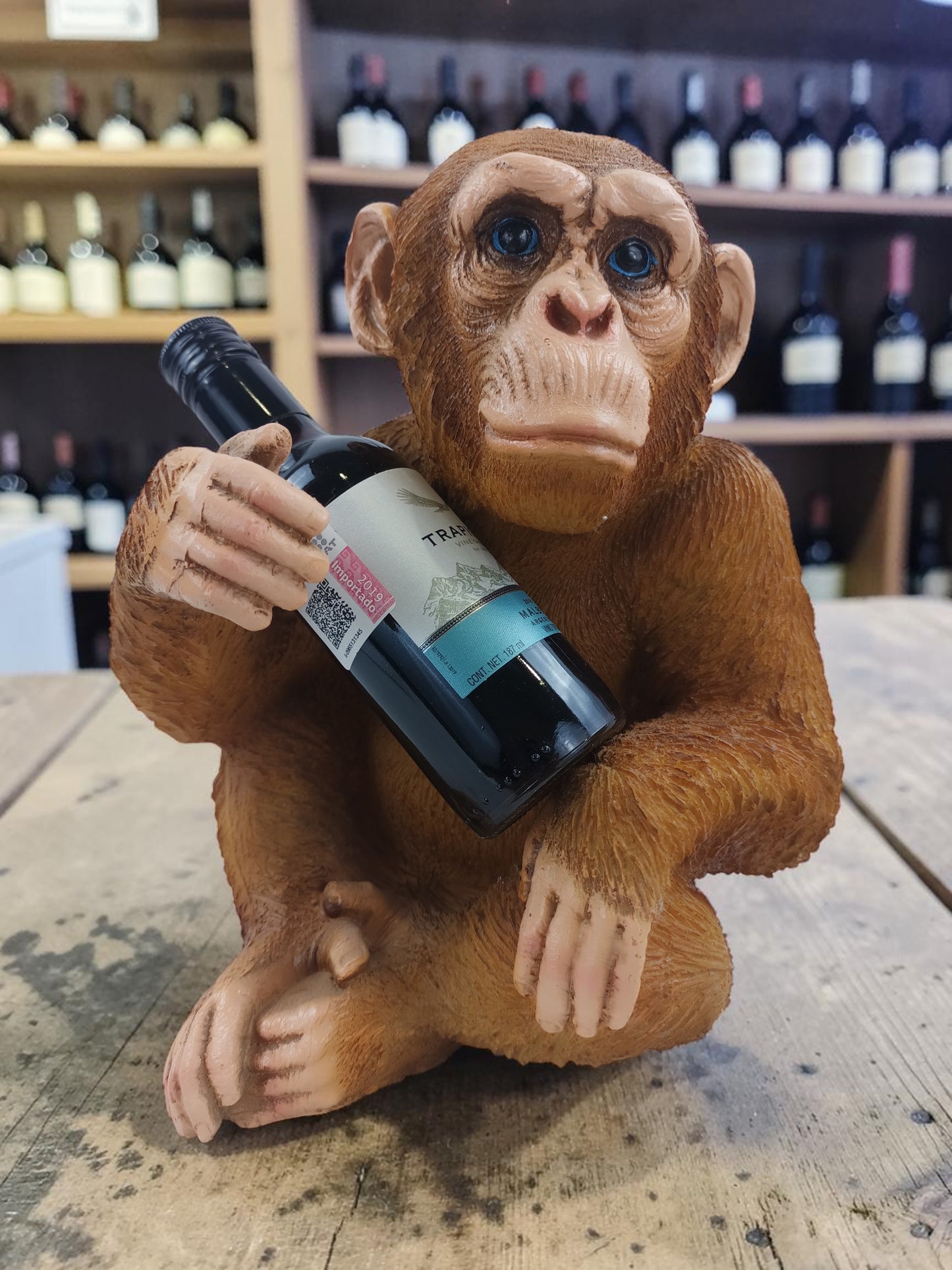 Mono Porta Botella Decorativo en Resina – Estilo Exclusivo para Bar y Hogar | 27 cm