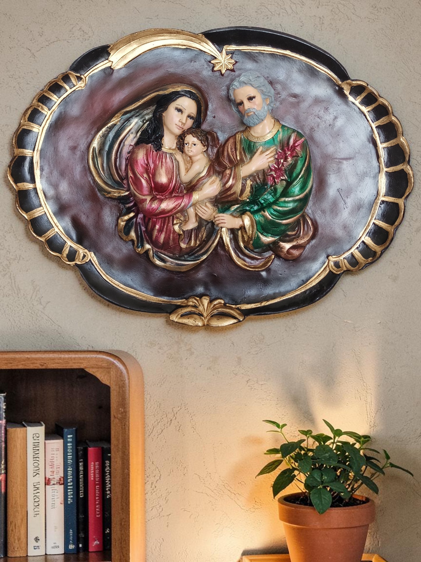 Medallón de la Sagrada Familia – Refugio de Amor y Unión