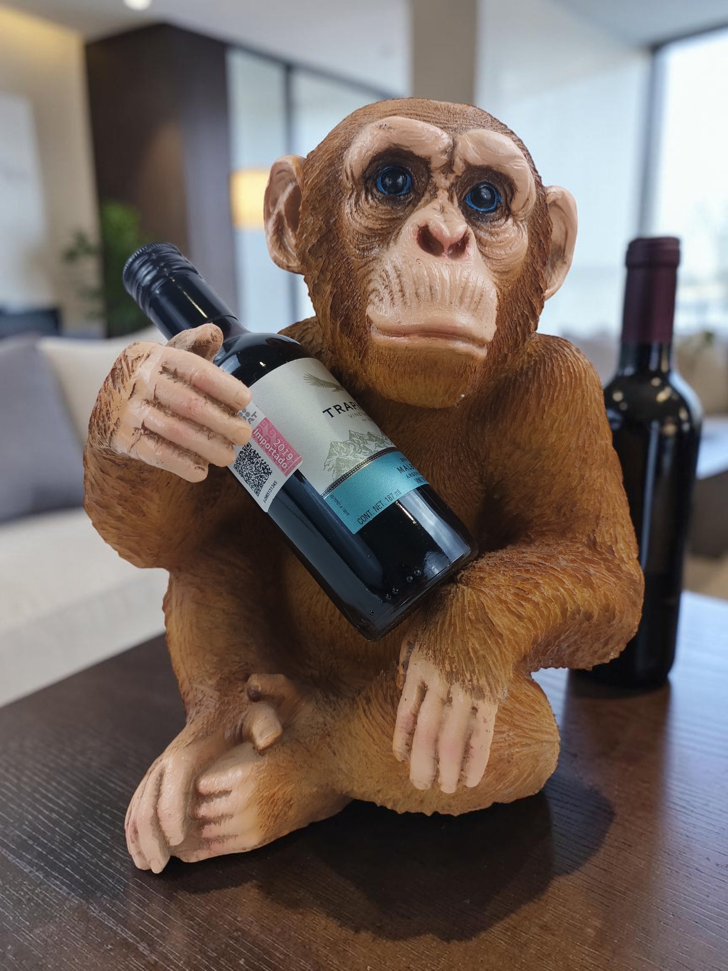 Mono Porta Botella Decorativo en Resina – Estilo Exclusivo para Bar y Hogar | 27 cm